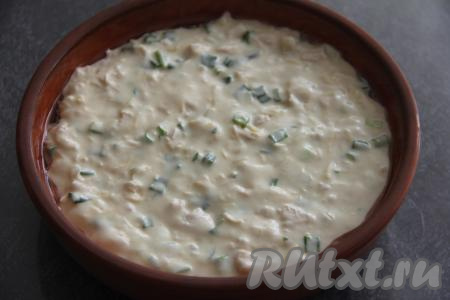 Форму для выпечки (я использовала керамическую форму диаметром 20 сантиметров) смазать маслом, выложить в неё тесто, разровнять ложкой и поставить в разогретую духовке. Выпекать заливной пирог с курицей минут 35 (до подрумянивания) при температуре 180 градусов.