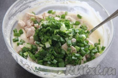 Затем в тесто с курицей добавить нарезанный зелёный лук, перемешать.