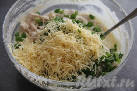 Сюда же выложить натёртый на мелкой тёрке сыр.