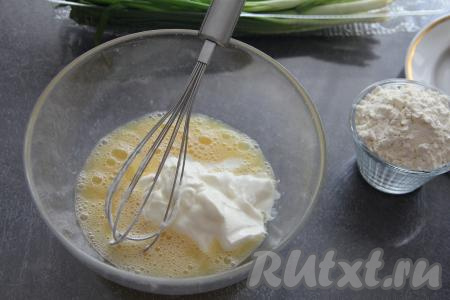 Добавить сметану, перемешать венчиком до однородности.