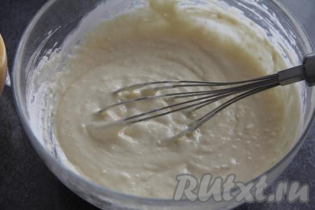 Тесто для этого заливного пирога не должно быть очень густым, по консистенции будет напоминать сметану средней густоты.