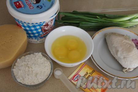 Подготовить продукты для приготовления заливного пирога с курицей на сметане. Куриное филе отварить в подсоленной воде в течение 25-30 минут с момента закипания (до готовности), достать из бульона, оставить остывать. Зелёный лук промыть водой, дать ему слегка обсохнуть.