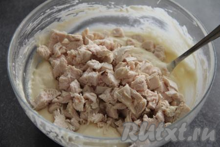 Остывшее куриное мясо нарезать на кубики размером 1 на 1 сантиметр, добавить в тесто и перемешать ложкой.