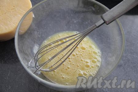 В глубокой миске яйца слегка взбить венчиком с солью.