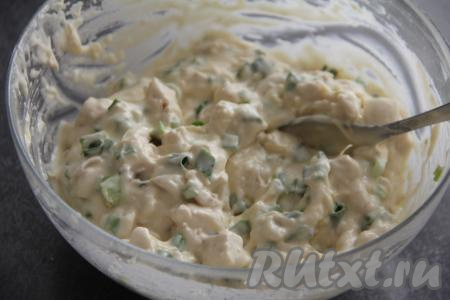 Перемешать тесто ложкой до однородности.