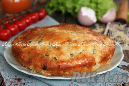 Готовый пирог достать из духовки, слегка остудить, переложить на тарелку и можно подавать к столу.