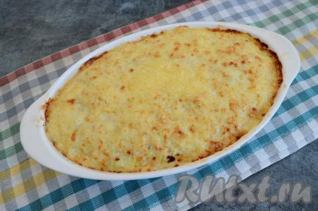 Отправить запеканку из кабачков с индейкой обратно в духовку на 10 минут (фольгой не накрывать). Запекать до румяности сыра.