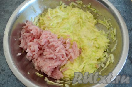 Перемешать кабачки с яйцами. Пропустить филе индейки через мясорубку, посолить получившийся фарш и выложить в миску со смесью кабачков и яиц, перемешать.