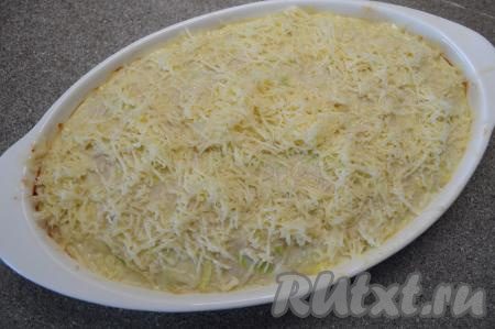 По истечении 40 минут запеканку из кабачков с индейкой достать из духовки. Оставшиеся 50 грамм сыра натереть на средней тёрке и посыпать им верх запеканки.