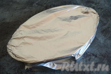 Форму накрыть фольгой и отправить в разогретую до 180 градусов духовку на 40 минут.