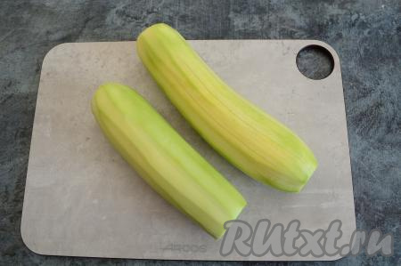 Очистить кабачки от кожуры. Я брала молоденькие кабачки с мелкими семечками, поэтому удалять сердцевину кабачков не стала. Если же у вас кабачки с крупными семенами, тогда семечки нужно обязательно убрать. Для приготовления запеканки потребуется 650 грамм очищенных кабачков.