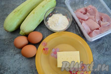 Подготовить продукты для приготовления запеканки из кабачков с индейкой в духовке.