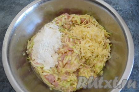 50 грамм твёрдого сыра натереть на крупной тёрке и вместе с мукой добавить к кабачкам и индейке, тщательно перемешать столовой ложкой. Масса для приготовления запеканки должна получиться достаточно густой и вязкой, но многое зависит от сочности кабачков и величины яиц. Если масса всё же получилась жидковата, тогда добавьте совсем немного муки. Я больше 2 столовых ложек муки обычно не добавляю.