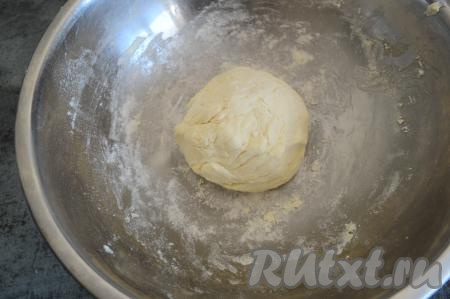 Частями добавляя муку, не забывайте ориентироваться на консистенцию замешиваемого теста для вареников. Творожное тесто должно получиться однородным, мягким, не липнущим к рукам. Муки может потребоваться чуть больше или меньше - многое зависит от влажности творога и размера яйца. Я обычно добавляю 3 столовых ложки муки.