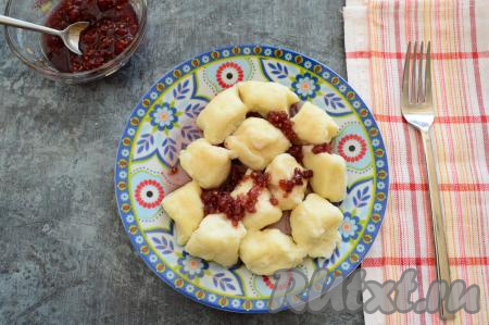 Готовые вареники достать шумовкой из кастрюли, выложить на тарелку и можно подавать к столу. Детки такие вареники едят с огромным удовольствием, если перед подачей полить их мёдом или вареньем. А взрослым можно подать ленивые вареники без сахара, дополнив рубленной зеленью или сметаной. Вкусно и полезно!