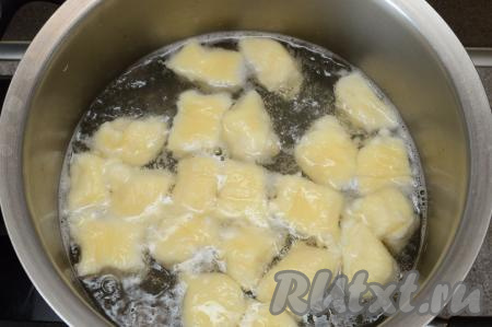 В подходящей кастрюле вскипятить воду. Выложить ленивые вареники в кипящую воду. Сделать огонь средним. Когда все вареники всплывут, варить их на небольшом огне 2 минуты и можно выключать огонь.