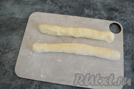 Разделить замешанное творожное тесто на две части. На припылённой мукой поверхности скатать 2 колбаски.