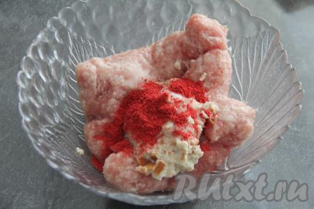 Затем кусочки хлеба отжать от молока, после этого пропустить через мясорубку и добавить к фаршу, всыпать соль и любимые специи (у меня - паприка).