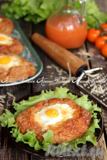 Переложить сочные, вкусные лодочки из фарша с яйцом на тарелку и подать к столу с гарниром. Отличная альтернатива привычным котлетам, попробуйте!