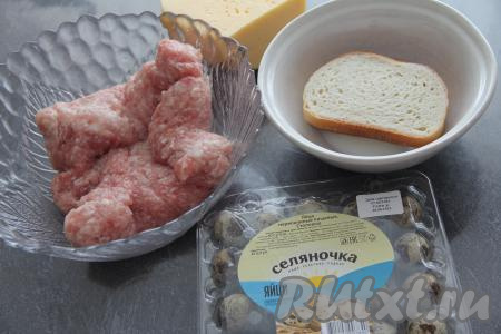 Фарш можно приготовить самостоятельно, пропустив кусочки мяса через мясорубку, а можно взять покупной. Кусочки хлеба замочить в молоке.
