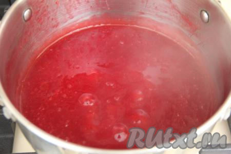 Ягодное пюре переложить в кастрюлю, всыпать сахар, перемешать и довести до кипения, уменьшить огонь до среднего. В небольшой ёмкости крахмал развести в 2 столовых ложках холодной воды, а после этого тонкой струйкой, постоянно перемешивая, влить в закипевшее ягодное пюре. После закипания томить ягодную начинку, не забывая её перемешивать, до загустения на среднем огне (на это потребуется минуты 2-3), а затем переложить в тарелку и, накрыв пищевой плёнкой так, чтобы плёнка лежала на поверхности начинки, оставить до полного остывания.