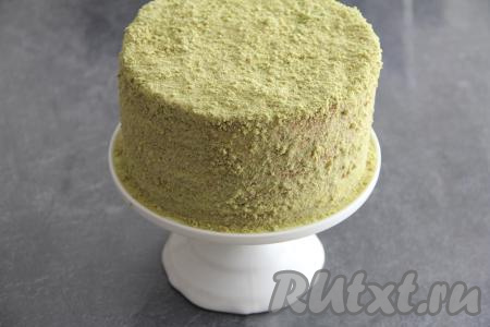 Затем выложить следующий корж, его тоже смазать частью сметанного крема, нанести кружочки из ягодной начинки, продолжая чередовать шпинатные коржи, крем и конфи, собрать медовик. Я для формирования торта использовала 15 коржей. 2 оставшихся коржа я отложила для украшения медовика (украшать лучше на следующий день, после того как торт хорошо пропитается). Поставить медовик в холодильник на ночь. На следующий день снять кулинарное кольцо. Отложенные коржи измельчить в крошку, затем обсыпать верх и бока шпинатного медовика.