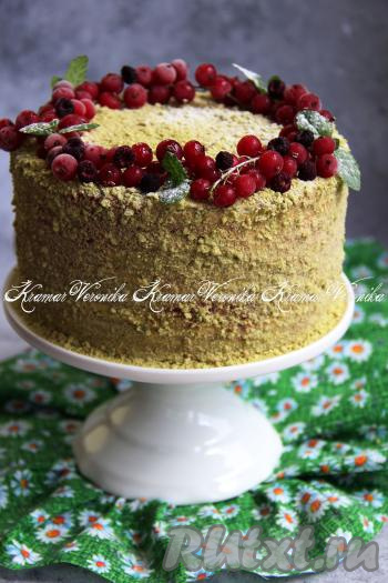 Украсить медовик по желанию (я украсила ягодами) и подать вкусный, нежный и красивый торт к столу.