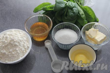 ​​​​​​Подготовить продукты для замешивания теста для медовика. Шпинат промыть и обсушить.