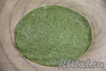 Охладившееся тесто достать из холодильника и разделить на части. Можно сделать коржи любого диаметра. Я сделала коржи диаметром 16 сантиметров. Раскатать каждую часть теста на пергаменте и сразу с помощью тарелки нужного диаметра (или крышки) вырезать круглый корж. 