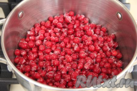 Ягодную начинку для шпинатного медовика лучше приготовить заранее, чтобы она успела полностью остыть и стабилизироваться. Ягоды можно взять любые. Если ягоды свежие, их нужно промыть водой. Если ягоды с крупными косточками (например, вишня или черешня), тогда косточки нужно убрать. Я взяла замороженную красную смородину, размораживать ягоды не нужно. Всыпать ягоды (нам потребуется 500 грамм ягод) в кастрюлю, поставить на небольшой огонь и довести до кипения.