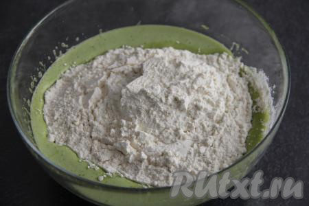 Перемешать массу венчиком и начать частями в медово-шпинатную массу всыпать просеянную муку.