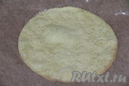 Выпекать шпинатный корж в разогретой духовке минут 5 при температуре 180 градусов. Затем достать из духовки и дать полностью остыть при комнатной температуре. Постепенно сформировать и испечь коржи из всех частей теста. Из теста, оставшегося после обрезания теста по кругу, тоже сформировать и испечь корж.