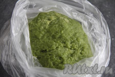 Добавляя постепенно муку, сначала перемешивать тесто для медовика столовой ложкой, а затем вымесить его руками. Медово-шпинатное тесто должно получиться слегка липнущим, поместить его в пакет и убрать на 1 час в холодильник.