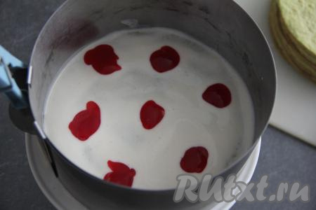 Часть ягодной начинки выложить небольшими кружочками (я отсаживала через кулинарный мешок) на сметанный слой.