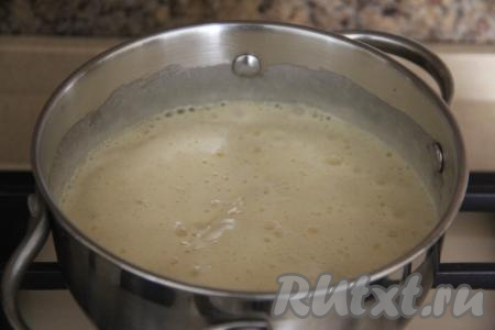 Довести массу, помешивая до кипения. Как только масса закипит, добавить соду и перемешать. Масса посветлеет и станет пышной. Потомить массу минуты 4 при помешивании на небольшом огне. Снять медовую массу с огня, оставить остывать до тёплого состояния.