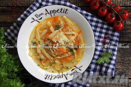 Очень вкусный, аппетитный суп, приготовленный с фаршем и лапшой, разлить по тарелкам, дополнить нарезанной зеленью и подать к столу. При желании этот супчик можно дополнить сметаной.