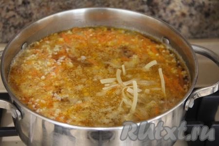 В закипевший суп с фаршем выложить лапшу, соль и специи, перемешать. Варить с момента закипания на небольшом огне в течение времени, указанного на упаковке к макаронным изделиям (время варки лапши от разных производителей может быть от 3 до 10 минут, при желании, можно проверить лапшу на готовность на вкус, она должна быть мягкой, но при этом не потерять свою форму). Снять с огня и оставить под крышкой минут на 10.&nbsp;