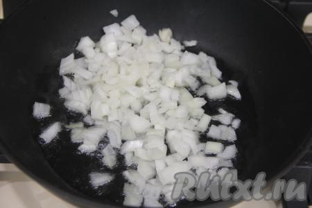 Влить в кастрюлю оставшуюся воду и поставить на огонь. Довести бульон до кипения, варить на небольшом огне минут 10. Пока варится бульон, обжарим овощи. Для этого нужно очистить морковь и лук. В сковороду влить растительное масло, прогреть его, а затем выложить мелко нарезанный лук, обжаривать его на среднем огне минуты 3-4 (до прозрачности), время от времени помешивая.