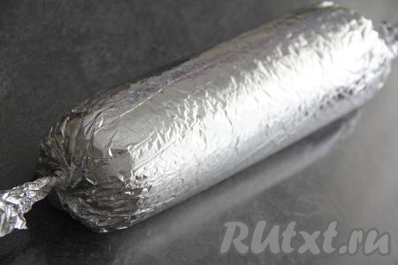 Свернуть корж с кремом в рулет. Во время сворачивания бисквита появилось несколько мелких трещин, но при стабилизации все трещинки закрылись. Завернуть кофейный рулет в пергамент, а затем в фольгу. Убрать в холодильник на ночь.