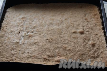 Выпекать бисквит для рулета минут 15 при температуре 180 градусов. Готовность коржа проверьте, проколов его сухой зубочистки, если зубочистка после прокалывания коржа останется чистой, без следов теста, значит выпечка уже готова. Достать готовый бисквитный корж из духовки, полностью остудить на коврике для выпечки (или на пергаменте).