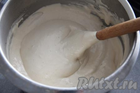 Добавляя частями в кофейное тесто муку, ориентируйтесь на консистенцию замешиваемого теста, которое должно получиться очень пышным и воздушным.