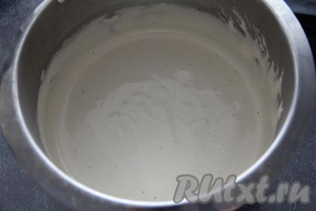 Добавить растворимый кофе. Взбить яйца с сахаром и кофе с помощью миксера в течение 7 минут (до пышного состояния).