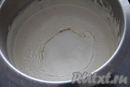 Затем добавить разрыхлитель, небольшими порциями всыпать просеянную муку, каждый раз тщательно и аккуратно вмешивая её в тесто с помощью лопатки.