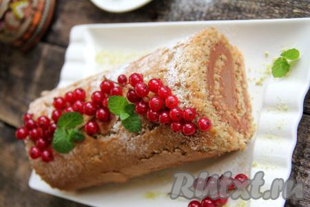 На следующий день воздушный, вкусный рулет освободить от фольги и пергамента, переложить на тарелку, присыпать сахарной пудрой или полить растопленным шоколадом и можно подавать к столу. Я перед подачей украсила ягодами. Отличная выпечка к чаю, попробуйте!