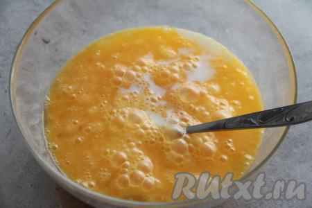 Влить молоко.