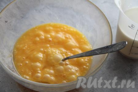 Взбить яйца вилкой.