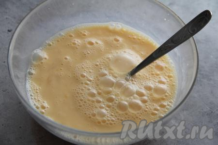 Перемешать яично-молочную массу вилкой до однородности.