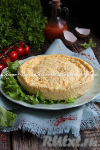 Готовый омлет достать из кастрюли, слегка остудить и перевернуть на тарелку.