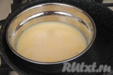 В кастрюлю влить воду комнатной температуры. Если вы не уверены, что у вас кастрюля с достаточно толстым дном, тогда на дно положите тряпочку (или полотенце), сложенную в 2-3 раза. Поставить в кастрюлю миску с омлетной массой. Вода должна быть на уровне половины миски. Накрыть кастрюлю крышкой. Довести воду до кипения, убавить огонь до минимума и готовить омлет на пару 25 минут.&nbsp;