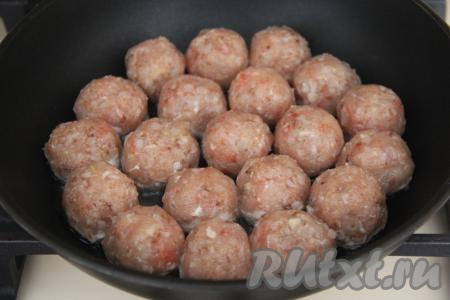 В сковороду влить растительное масло, немного прогреть его и выложить тефтели.&nbsp;
